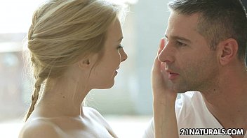 Мамка предложила молодухе и ее парню секс втроем на кухне