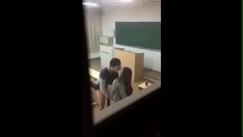 Грудастая студентка попрыгала аналом на большом пенисе вскоре после мастурбации